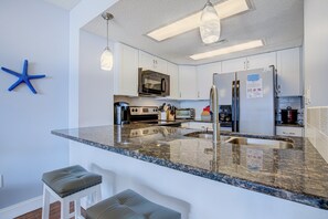 Køleskab, mikrobølgeovn, ovn, kogeplade