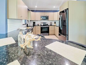 Kjøleskap, mikrobølgeovn, ovn og kokeplater