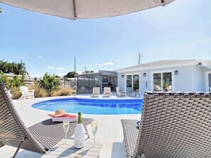Utomhuspool och uppvärmd pool