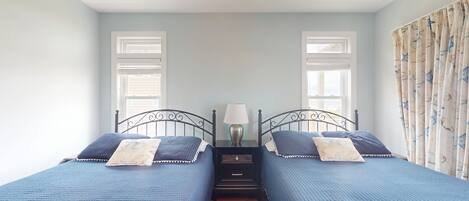 10 bedrooms, iron/ironing board, free WiFi, bed sheets