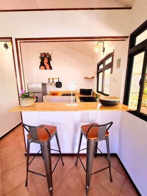 Fridge, microwave, stovetop, cookware/dishes/utensils - Fare Tipanier by Tiare Lodge (Moorea-Maiao)