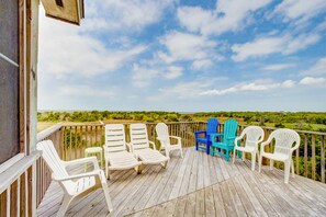 Terrace/patio - Soundfront home w/private hot tub, game room, fast WiFi, fish cleaning table (Frisco)
