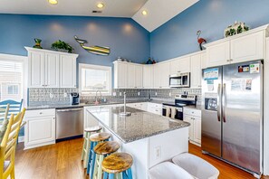 Kjøleskap, mikrobølgeovn, ovn og kokeplater