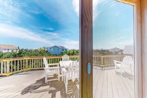 Outdoor dining - Beautiful Hatteras Island home with private pool and hot tub in exclusive Kinnakeet Shores community (Avon)