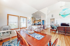 Dining - Beautiful Hatteras Island home with private pool and hot tub in exclusive Kinnakeet Shores community (Avon)