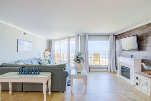 Télévision, cheminée, baby-foot