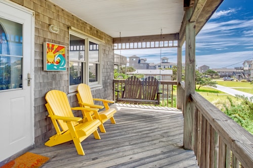 Dog-friendly house short walk from beach with pool table & WiFi