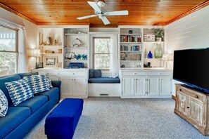 TV, peis, bordtennis og stereoanlegg