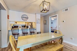 Dining - Sandvillas C1: 2nd-Floor | Balcony | Pool (Ocean Isle Beach)