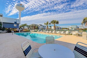 Area piscina con sedie a sdraio e un cartello per Oceanisle Beach.