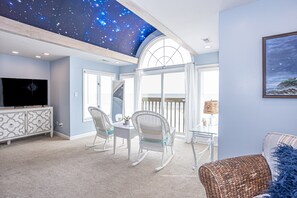 Smart TV, chimenea, tenis de mesa y libros 