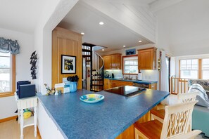 Fridge, microwave, oven, stovetop - Sea Tower 113: Near beach with private hot tub & shared pool (Avon)