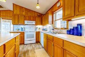 ثلاجة، ميكروويف، فرن، موقد طهي مسطح