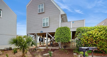 Starboard #16C: Across from beach, pool, deck