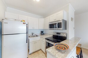 Kjøleskap, mikrobølgeovn, ovn og kokeplater