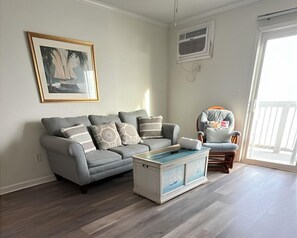 Smart TV - Oceanfront Topsail Reef condo with AC & WiFi - beach access & tennis (North Topsail Beach)