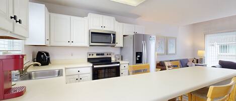 Réfrigérateur, micro-ondes, four, plaque de cuisson