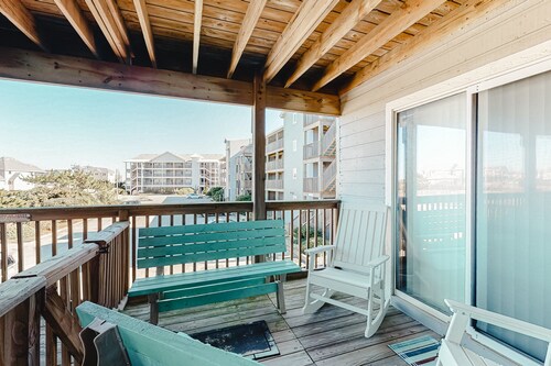 Fantastic condo close to sound and beach with WiFi, shared pool, & private W/D
