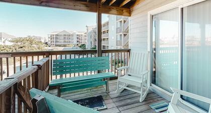 Fantastic condo close to sound and beach with WiFi, shared pool, & private W/D