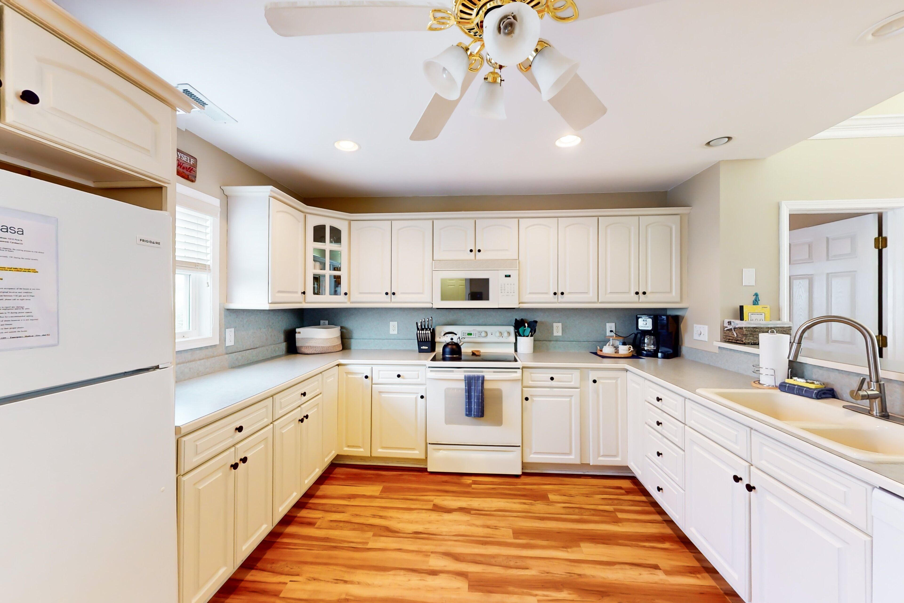 雪櫃、微波爐、焗爐、爐具