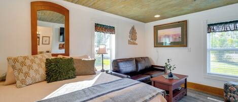 Escriptori, un bressol de viatge, Internet i roba de llit