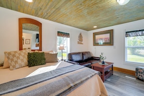 Desk, travel cot, Internet, bed sheets - Pet-Friendly Farmhouse Suite w/ Patio in Vaughn! (Vaughn)