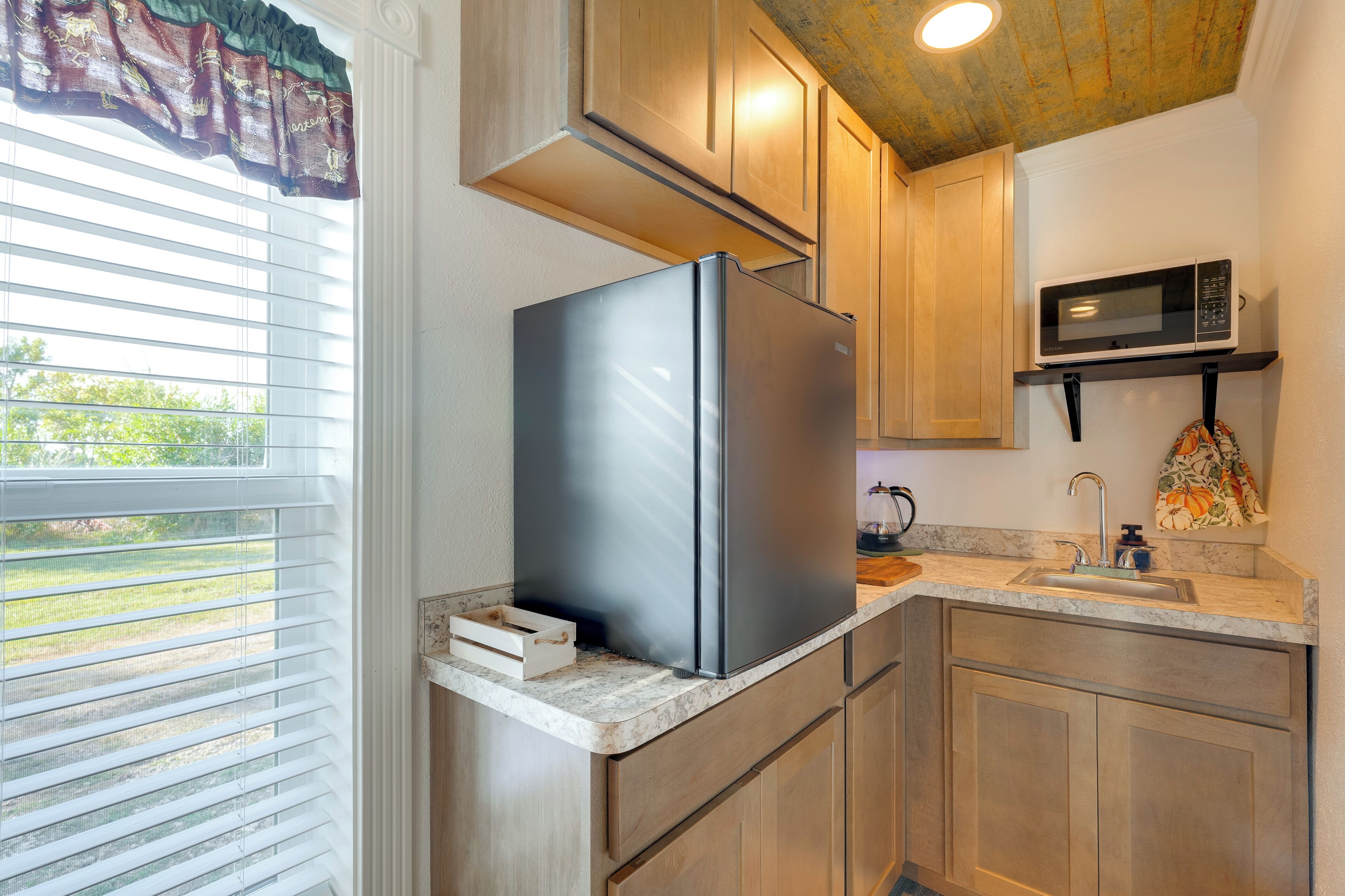 Fridge, microwave, coffee/tea maker, toaster