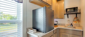 Pet-Friendly Farmhouse Suite w/ Patio in Vaughn!