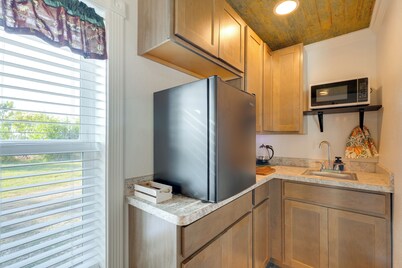 Pet-Friendly Farmhouse Suite w/ Patio in Vaughn!