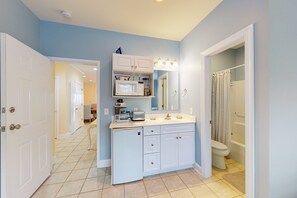 Shower, hair dryer, towels - Spacious condo with marina, pool access, streaming & AC (Southport)