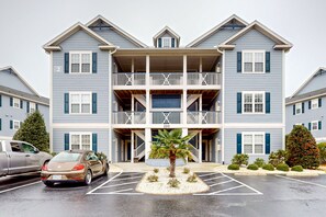 Exterior - Spacious condo with marina, pool access, streaming & AC (Southport)