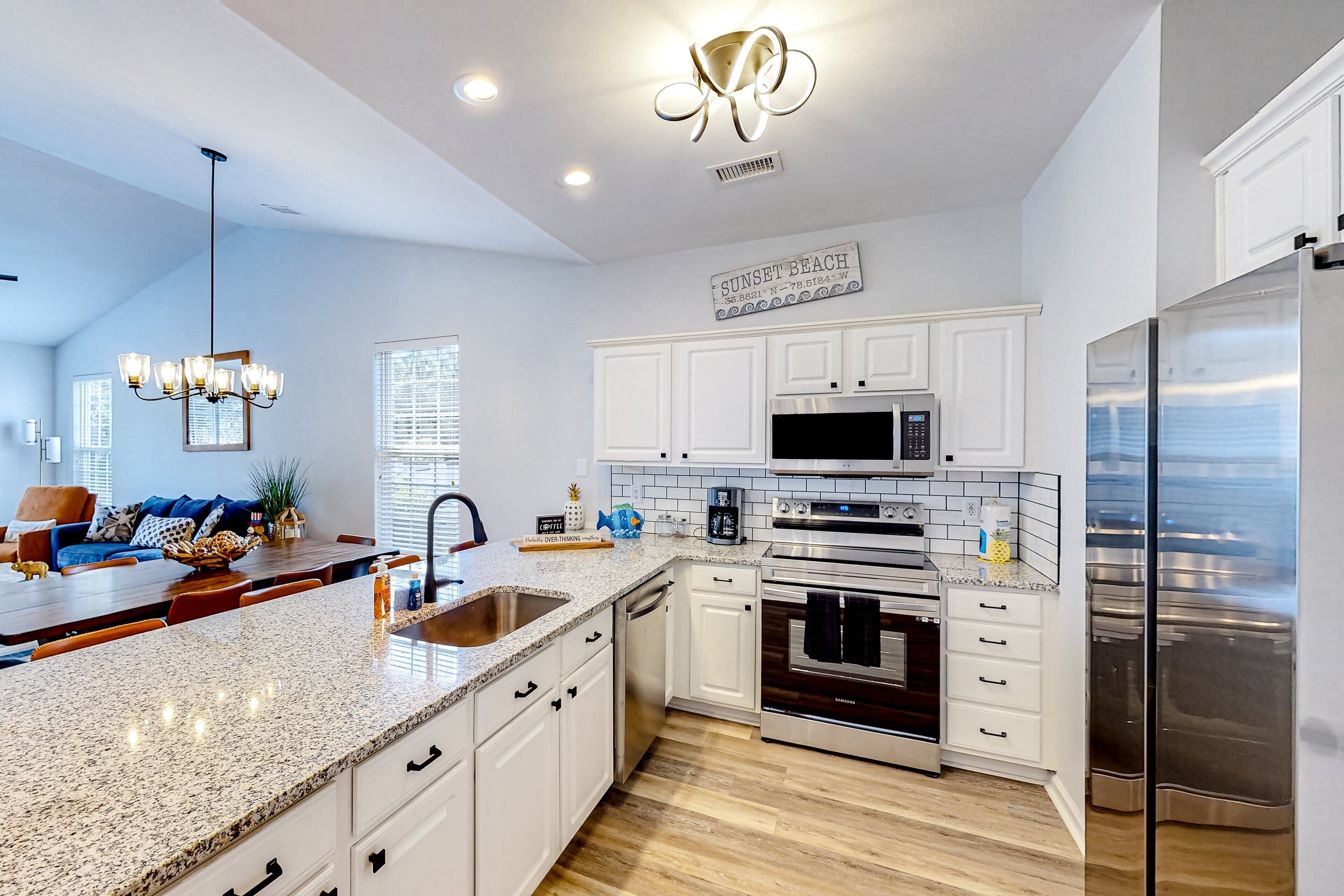 冷蔵庫、電子レンジ、オーブン、コンロ