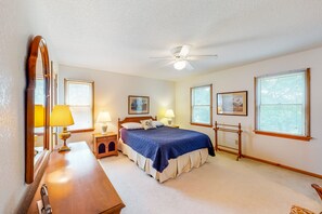 4 bedrooms, desk, free WiFi, bed sheets