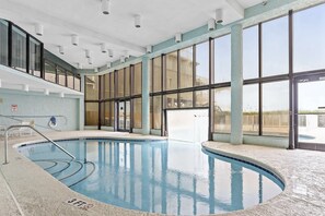 Innendørsbasseng og et oppvarmet basseng