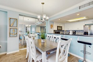 Dining - Kat Cove 2: Oceanfront condo, direct beach access (Ocean Isle Beach)