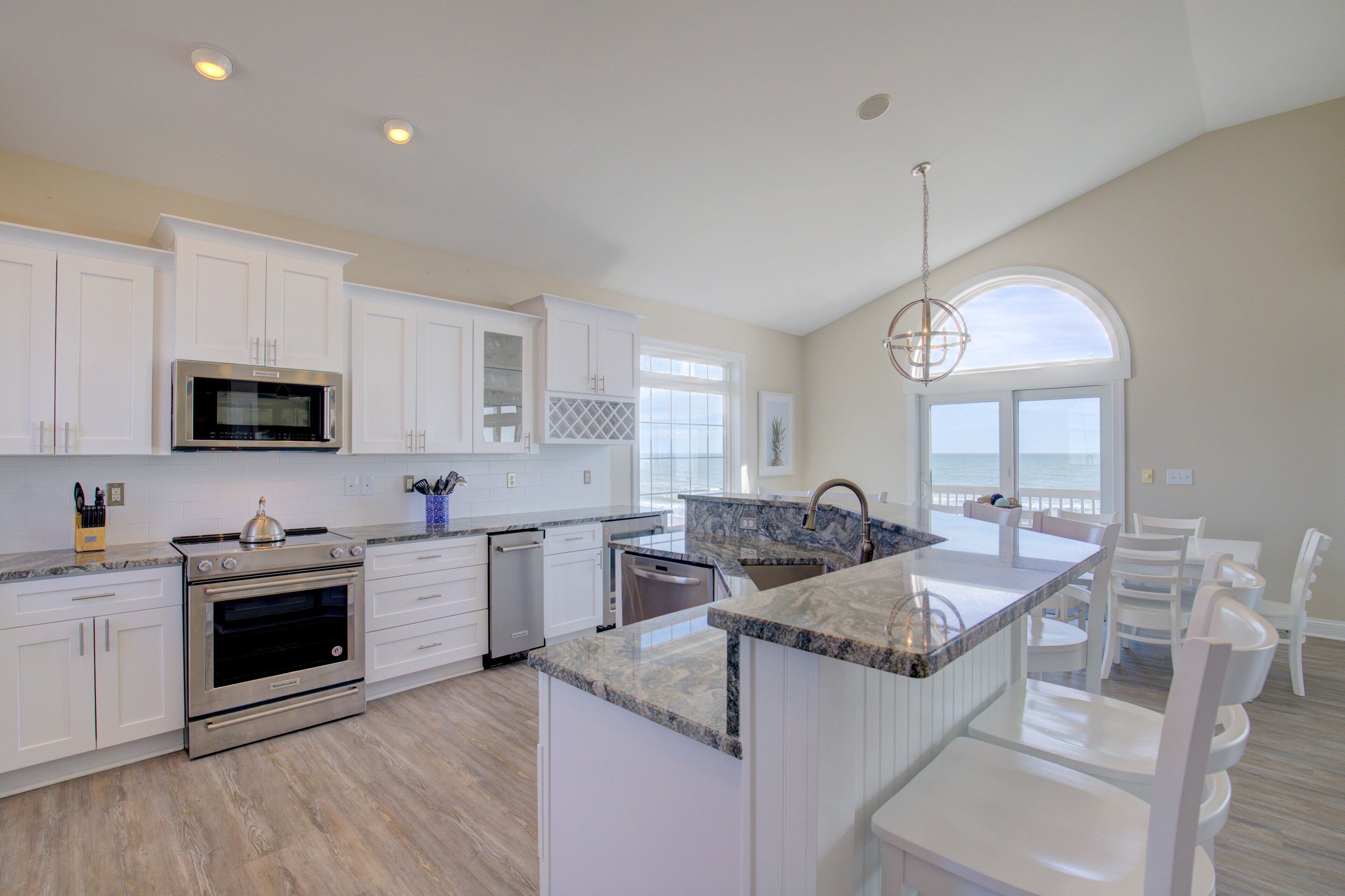 Kylskåp, mikrovågsugn, ugn och spishäll