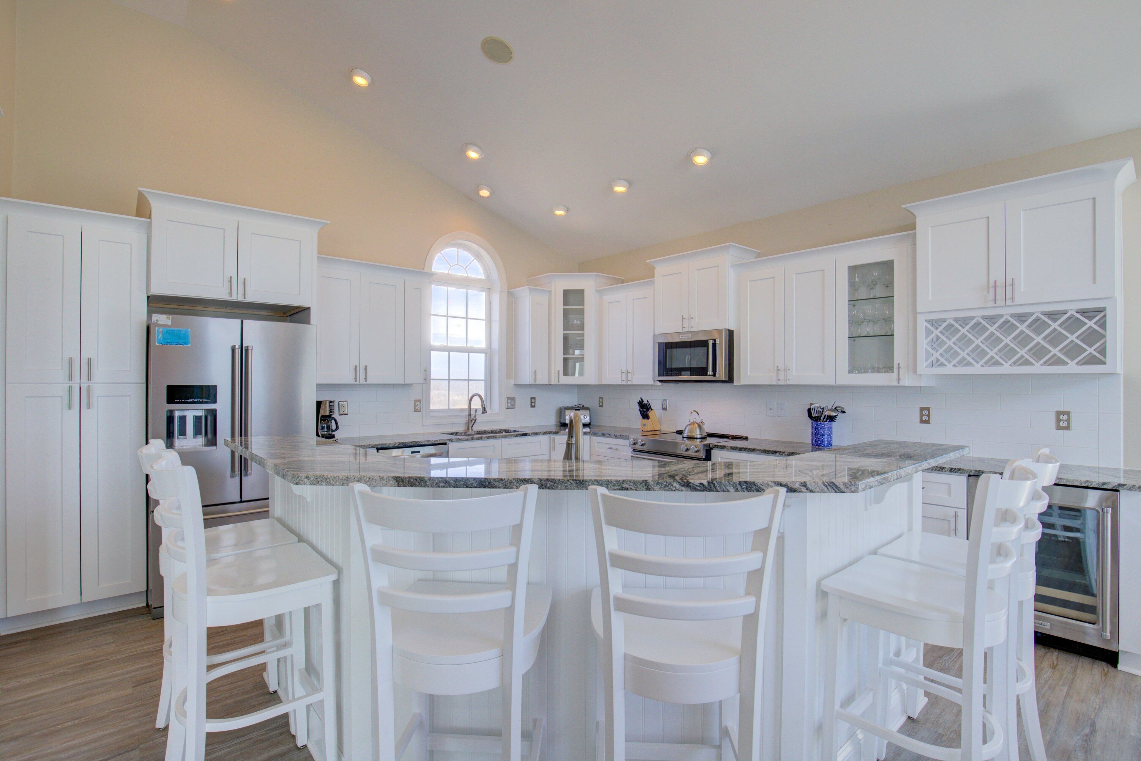 Kylskåp, mikrovågsugn, ugn och spishäll