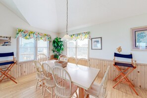 Dining - Enjoy a semi-oceanfront getaway, just steps  away from easy beach access! (Rodanthe)