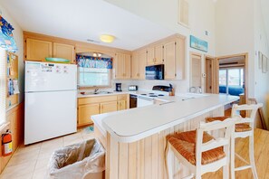 Kjøleskap, mikrobølgeovn, ovn og kokeplater