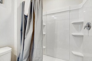 Dusche, Haartrockner, Handtücher