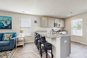 Kjøleskap, mikrobølgeovn, ovn og kokeplater