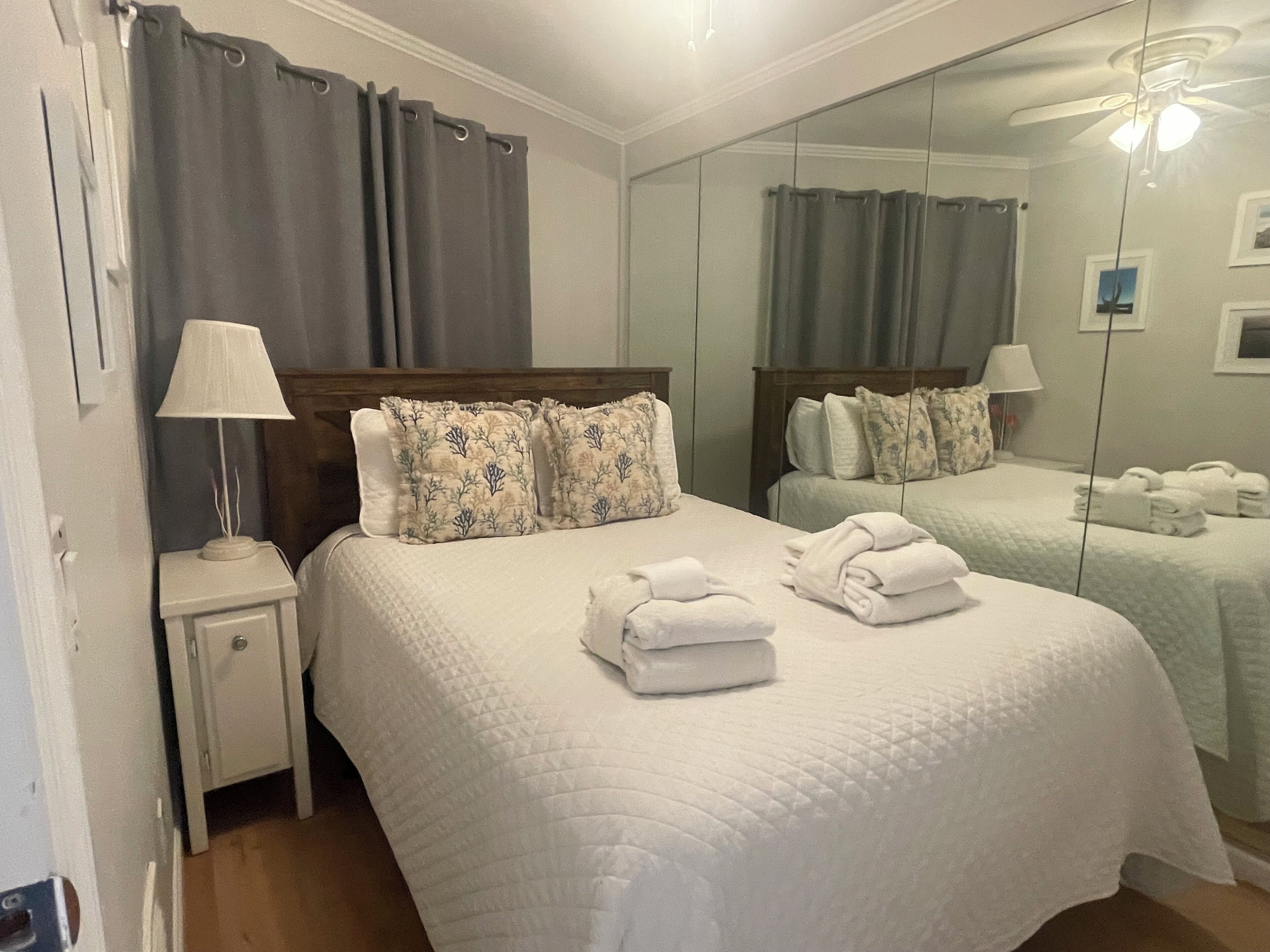 1 habitación, tabla de planchar con plancha, wifi gratis y ropa de cama 