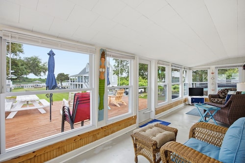 Coastal Cottage: Intracoastal Waterway-view cottage with private deck, & central AC