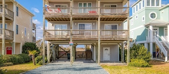 Ocean view home with a washer/dryer, hot tub, pool, & game room