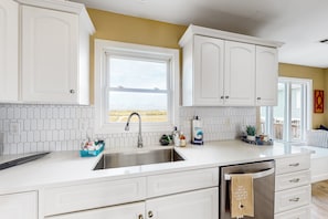 Køleskab, mikrobølgeovn, ovn, kogeplade