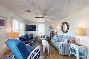 Tv, dvd-afspiller, bøger, stereoanlæg