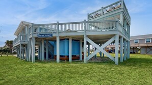 Un edificio de dos pisos con un letrero que dice "Teach's Lookout".