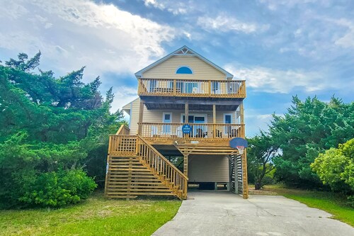Bright home with pool & tennis access, central AC & W/D  - walk to the beach