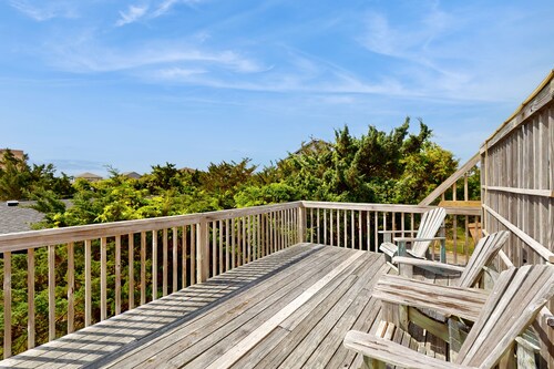 Coastal escape steps to beach - hot tub, outdoor shower, screened porch, decks