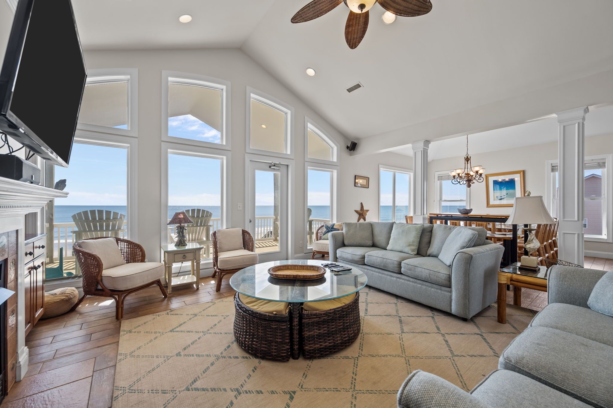 Téléviseur, lecteur de DVD, livres, chaîne audio